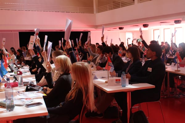 Die Generalversammlung heizt sich auf- Resolutionsvorschläge zur Regulierung der klimabedingten Flüchtlinge überschwemmen den Saal